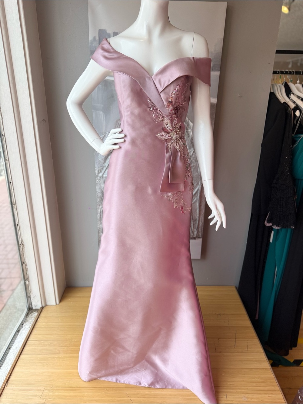 Romantic One-Shoulder Pink Satin Evening Gown with Floral Appliqué
